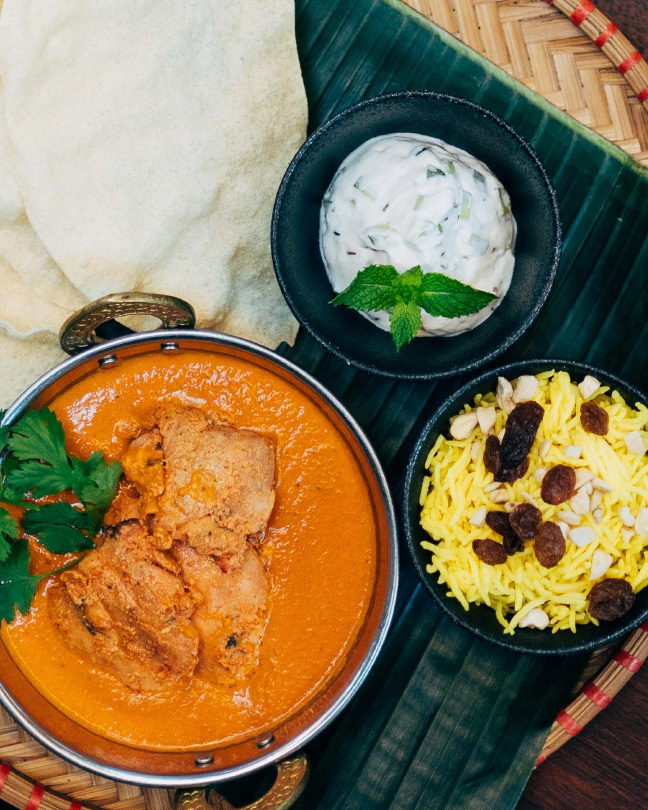 jídlo z Týdne indických specialit – máslové kuře s rýží basmati se šafránem, rozinkami a
        kešu ořechy a s jogurtovou raitou