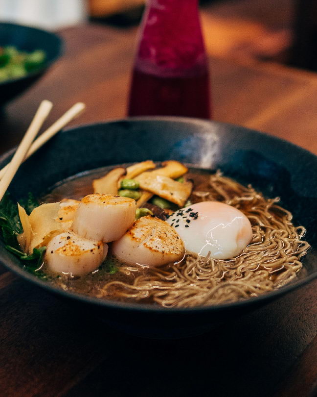 specialita Týdne asijských polévek – telecí shoyu ramen se svatojakubskými mušlemi a
        lanýži