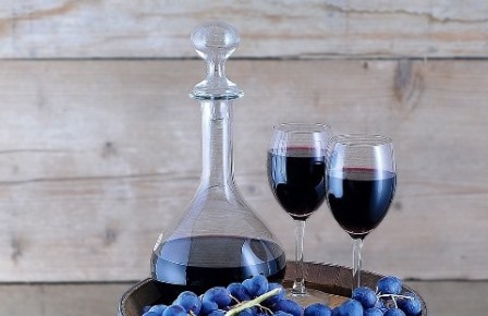 K čemu se používá karafa na víno?