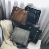 Kabelky - veľká kabelka cez rameno zdobená retiazkou - dámske kabelky - cestovné tašky