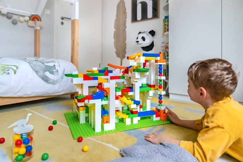 HUBELINO Kuličková dráha - set s kostkami Mega 585 ks Obrázek