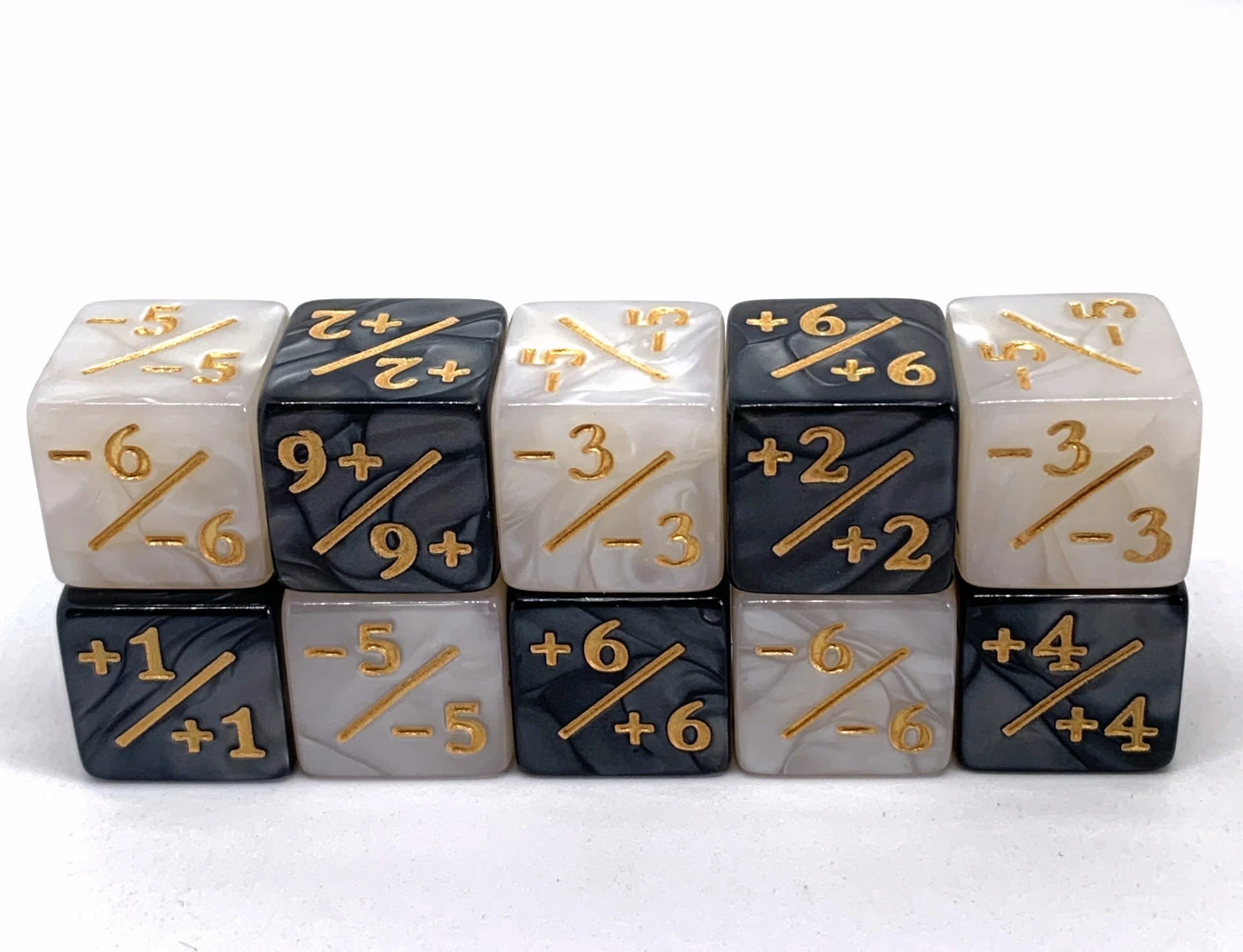 Dice4friends Sada kostek/counterů Pearl D6 +/- Obrázek