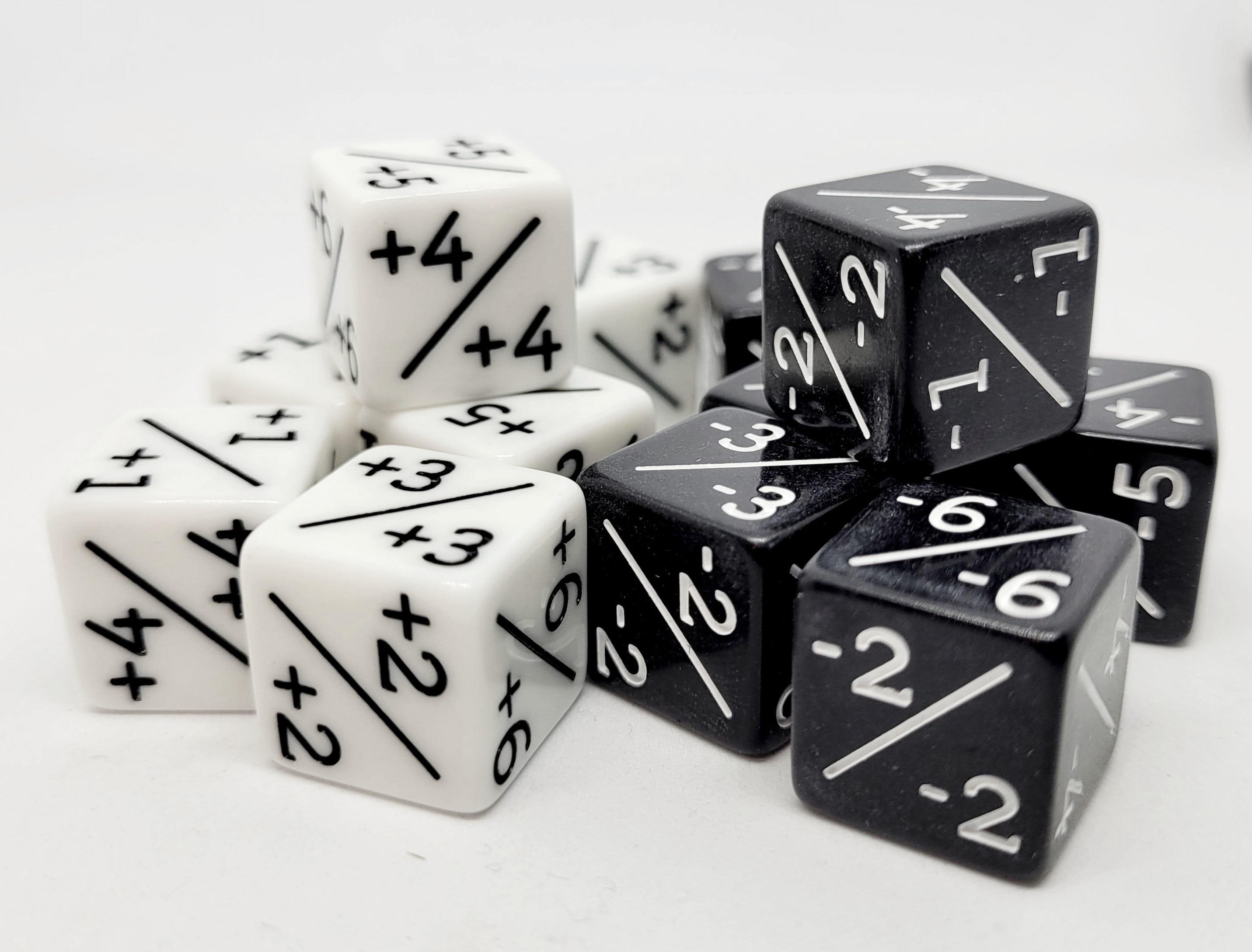 Dice4friends Sada kostek/counterů Černá/bílá D6 +/- Obrázek