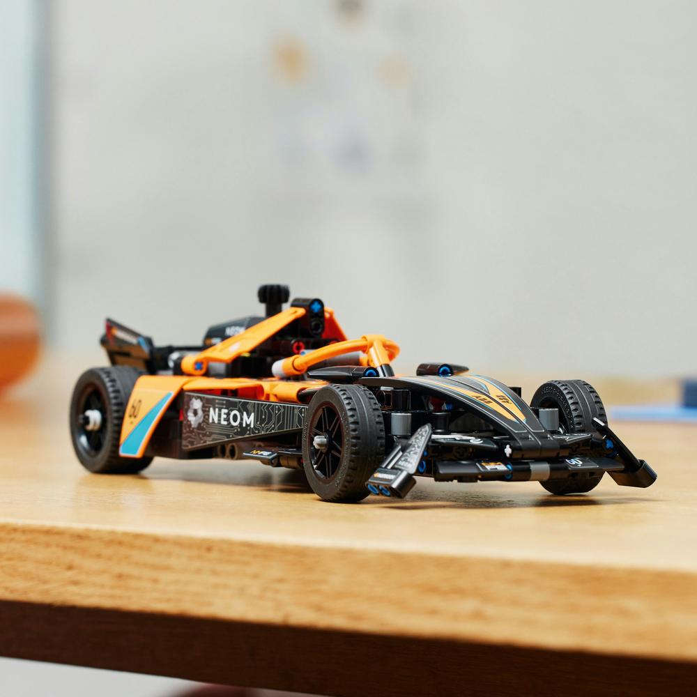 LEGO® NEOM McLaren Formula E Race Car 42169 Obrázek