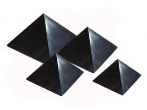 Pyramida šungitová 5 cm Leštěná