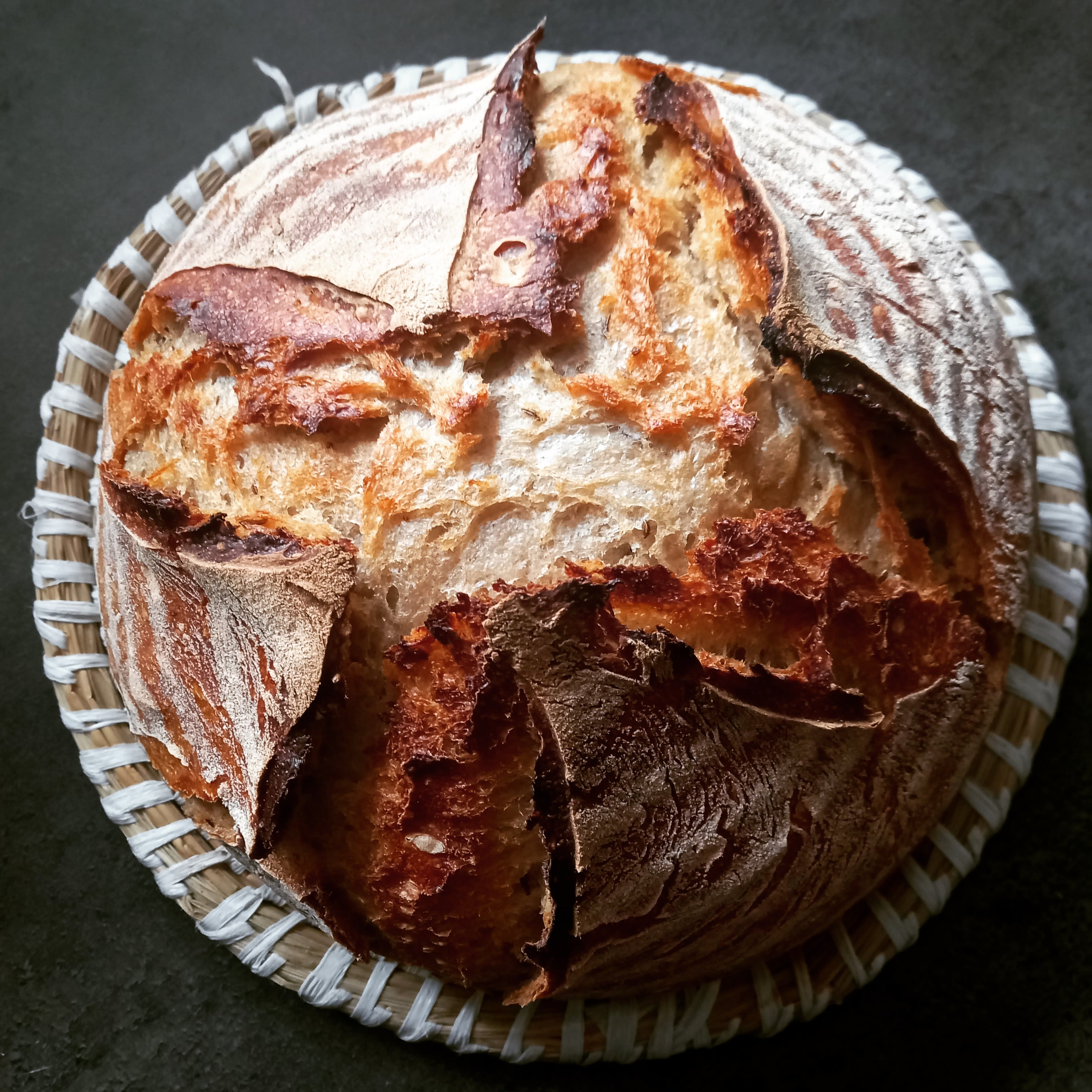 Domácí chléb pečený v remosce