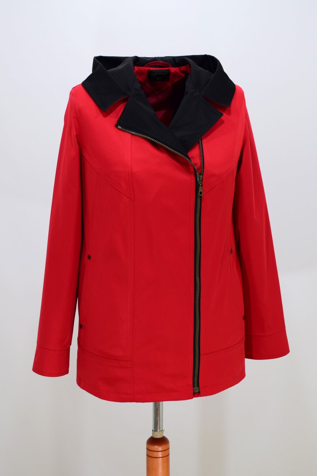 Dámská červená jarní bunda Marika nadměrné velikosti.