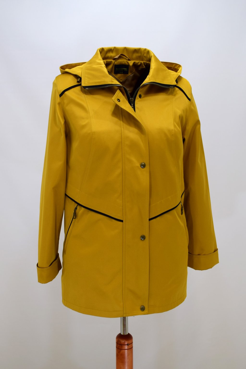 Dámská žlutá jarní bunda Edita nadměrné velikosti.