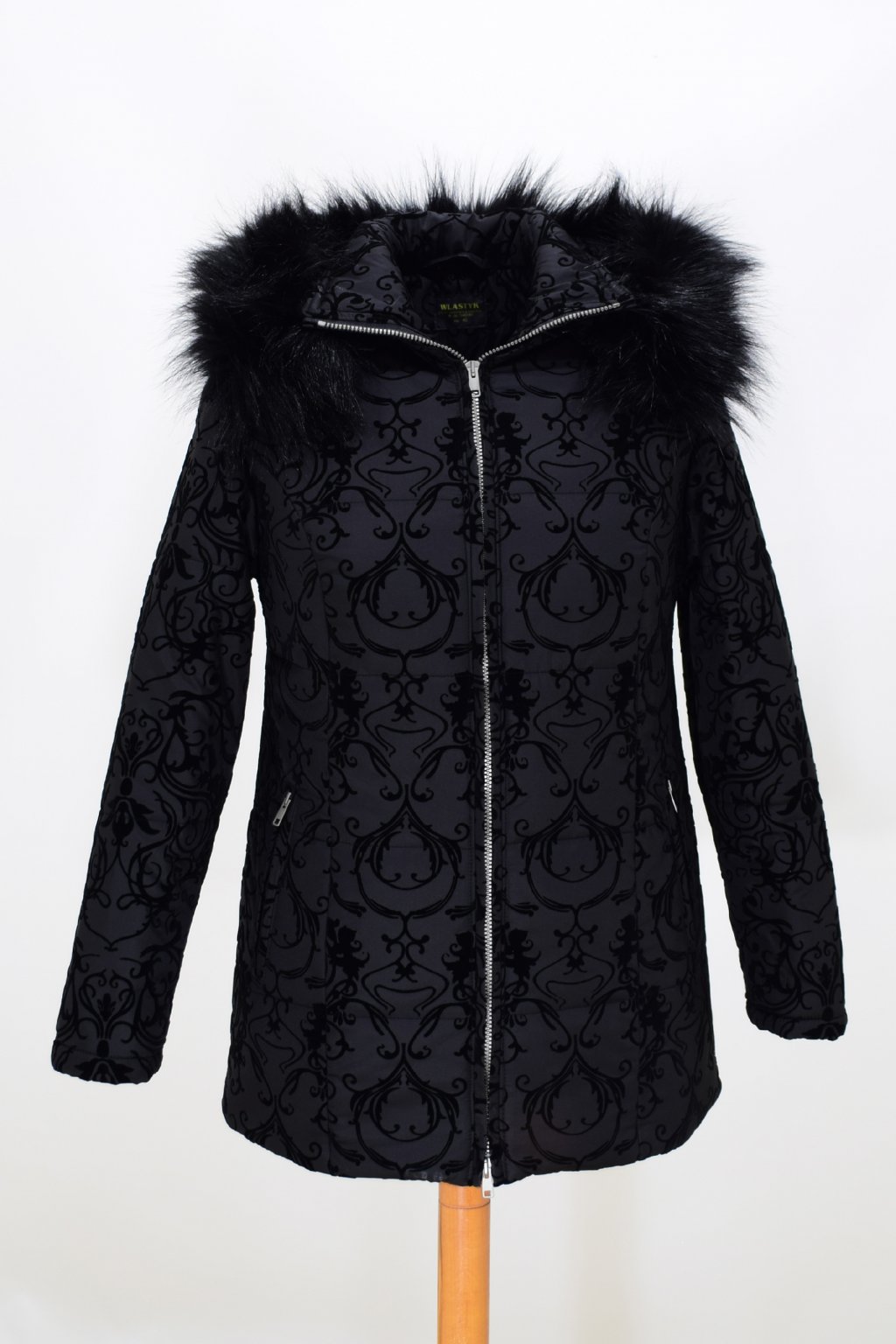Dámská černá zimní bunda Megan nadměrné velikosti.