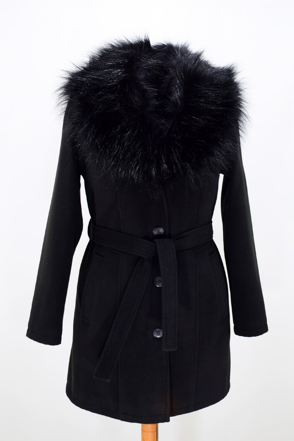 Dámský černý zimní kabát s kožešinou Julie.