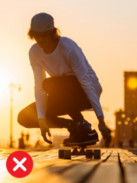 Skateboardista při západu slunce
